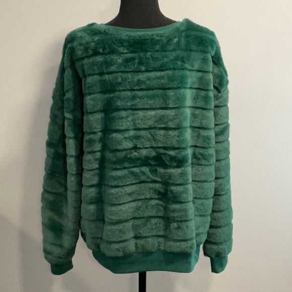 Steve Madden Plush Pullover NWT - Picture 4 of 9